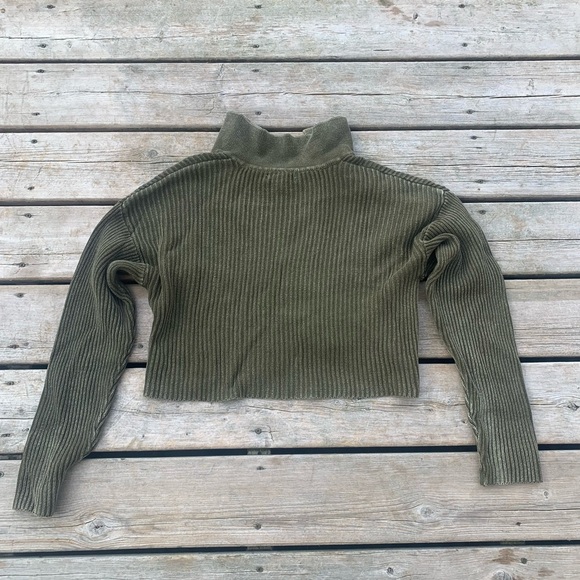 💙 Forever 21 Olive Green Ribbed Knit V-Neck Cropped - Picture 2 of 6